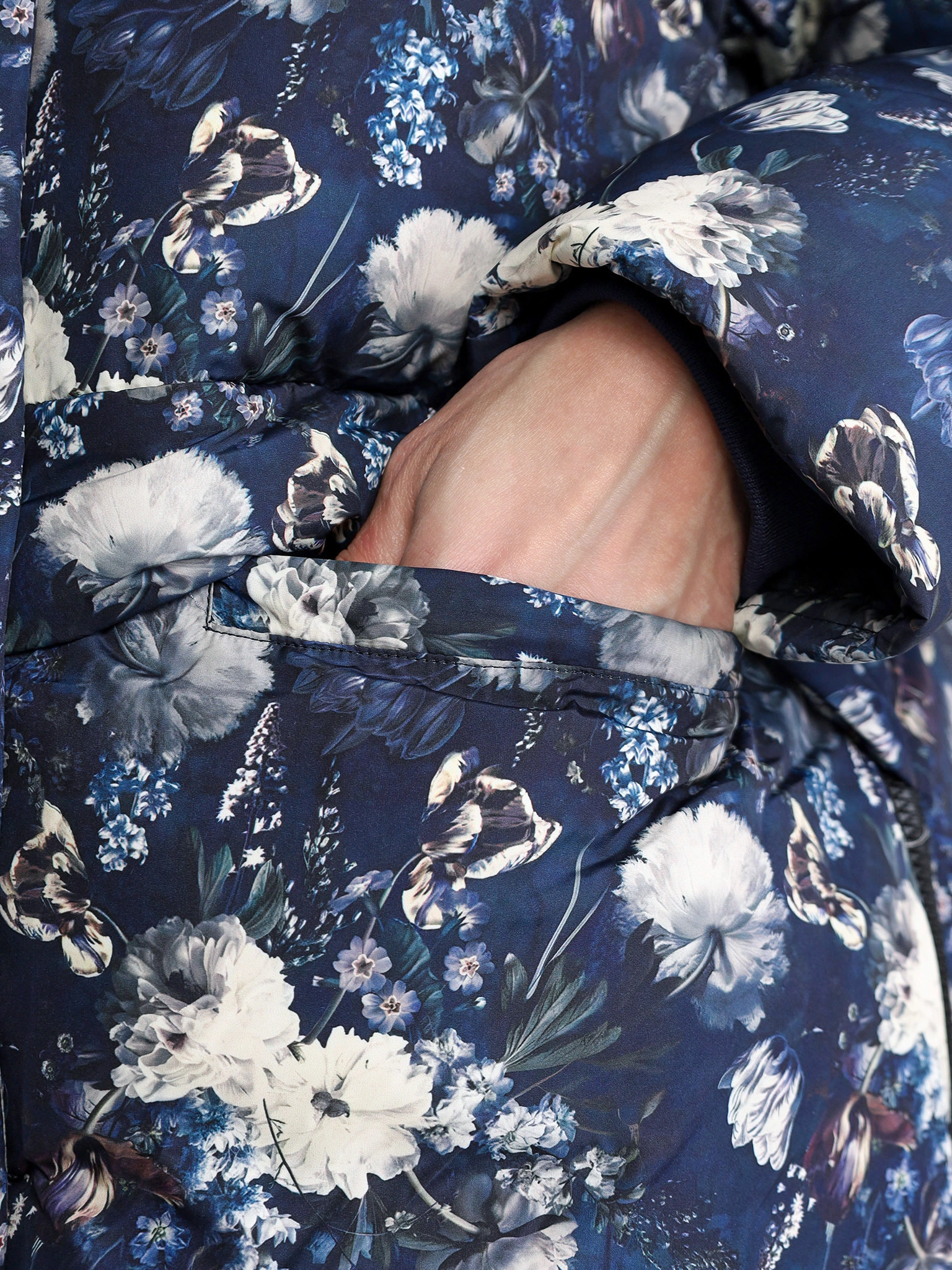 Пуховик с цветочным принтом синего цвета с капюшоном